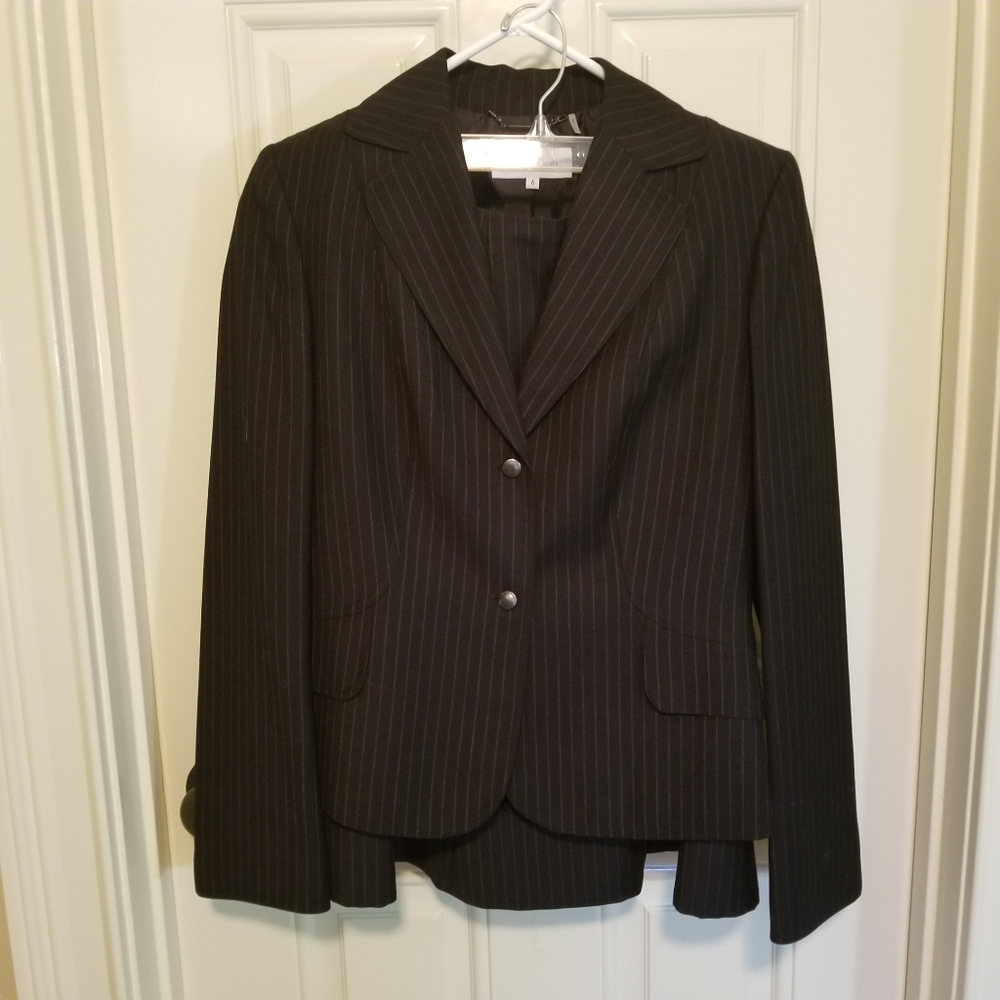 Very flattering and modern Calvin Klein 2pc suit.  Size 6. Excellent condition.